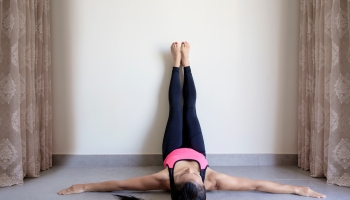 Ejercicio de yoga suave para estirar las piernas y la espalda baja